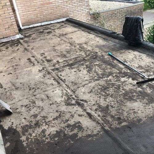 Schoonmaken van een plat dak in Hulst
